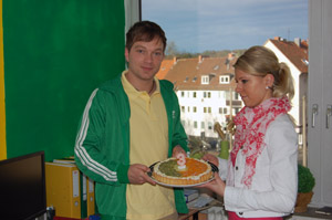 Marcel Thum mit Jongo-Torte